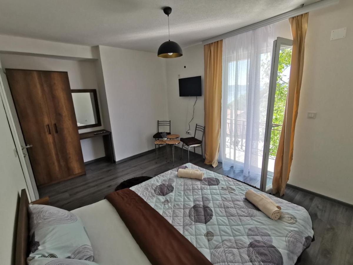 Gopo Guesthouse Elshani Esterno foto